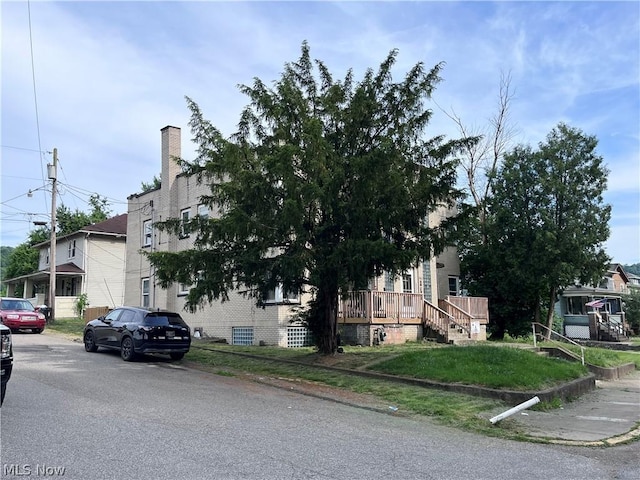 view of front of house with a front lawn