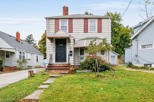 view of front of property featuring a front lawn