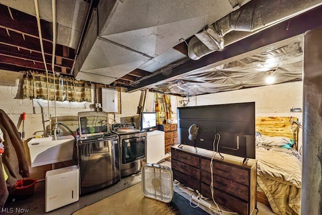 basement featuring sink and washing machine and clothes dryer