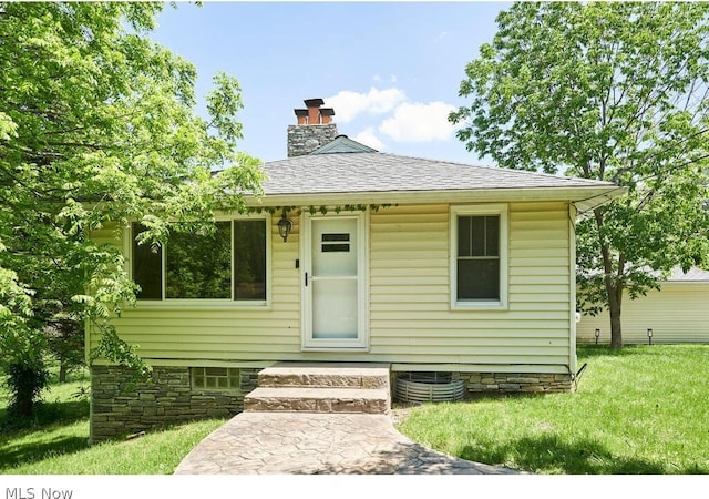 bungalow-style home featuring a front lawn