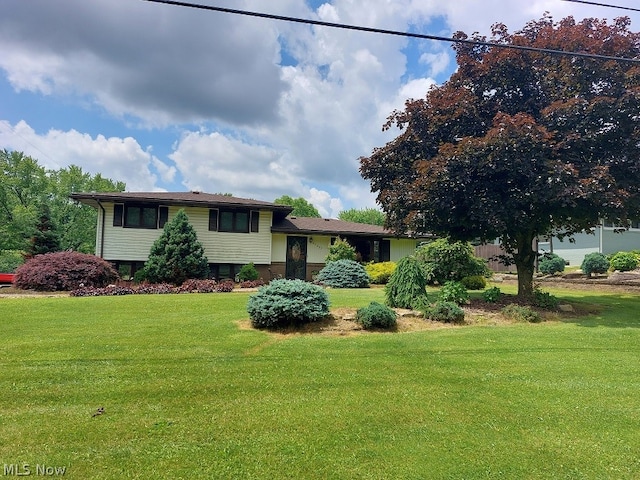 split level home with a front lawn