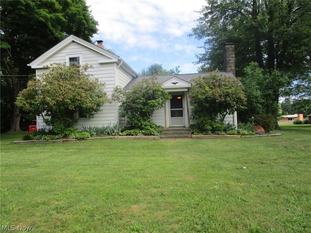 view of front of home featuring a front yard