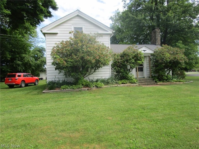 view of front facade featuring a front yard