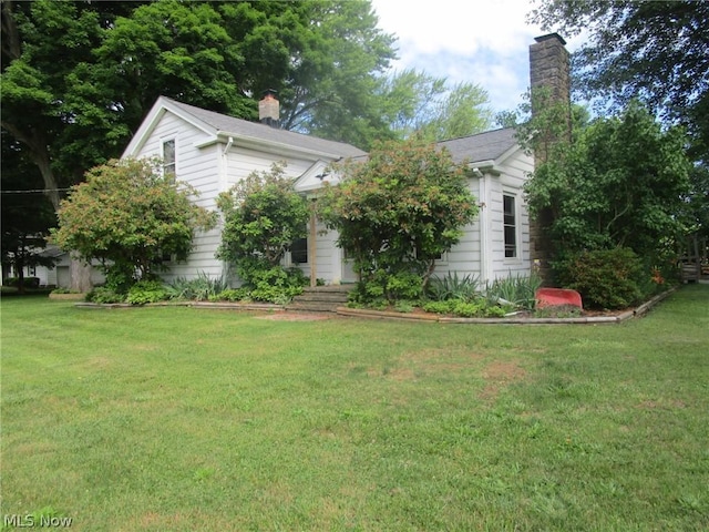 view of front of property featuring a front yard