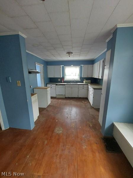 kitchen with sink, crown molding, dark hardwood / wood-style floors, and dishwasher