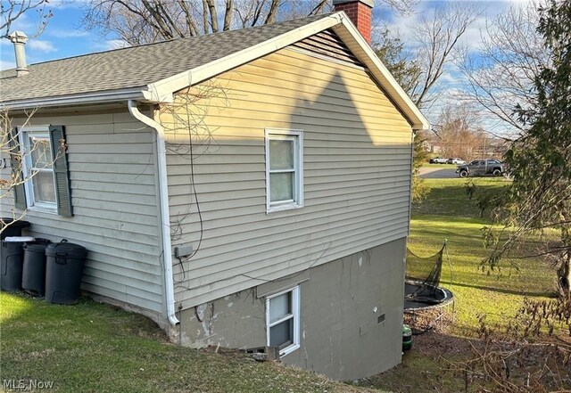 view of side of property featuring a lawn