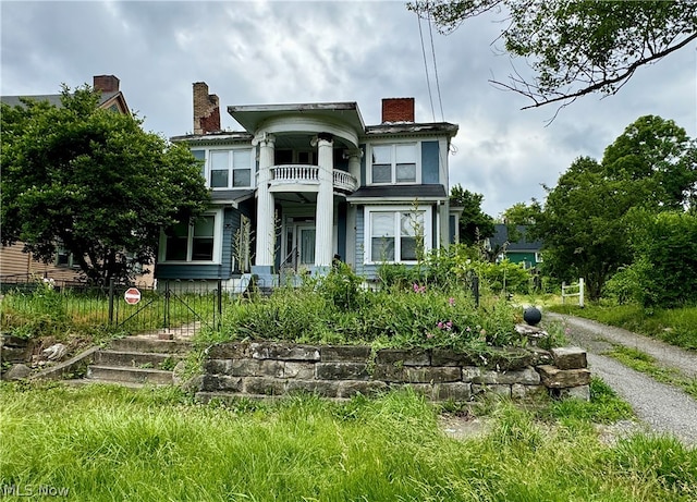 view of front of property featuring a balcony