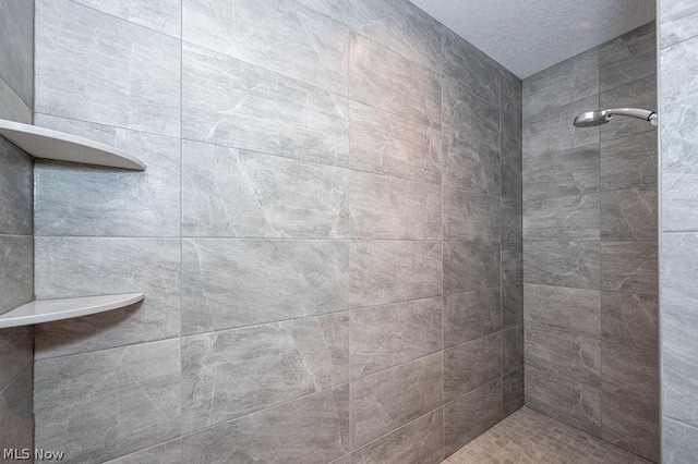 bathroom featuring a tile shower