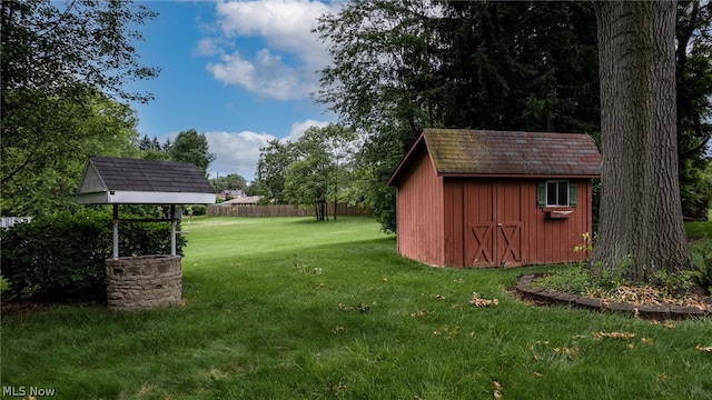 view of yard featuring a shed