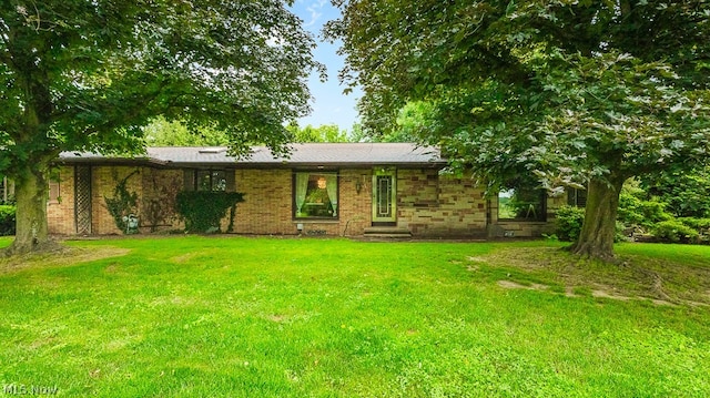 single story home featuring a front yard