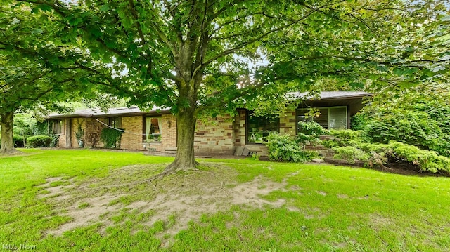 view of front of property featuring a front yard