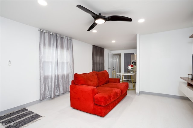 sitting room with ceiling fan