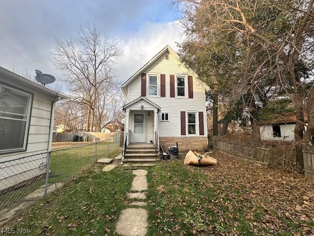 view of front of property featuring a front yard