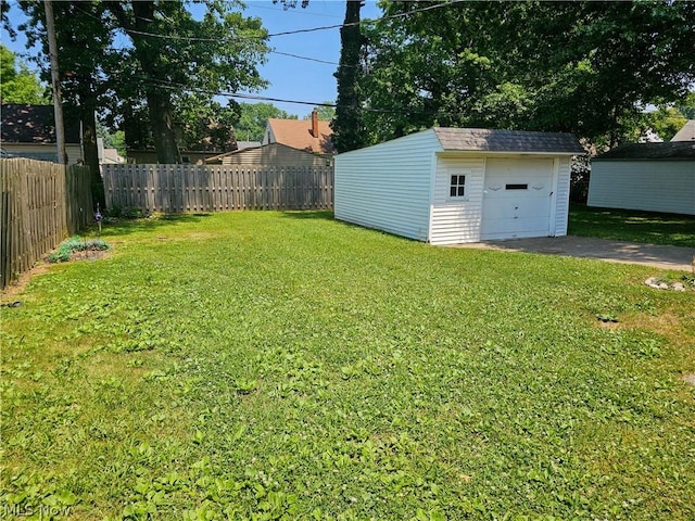 view of yard with an outbuilding