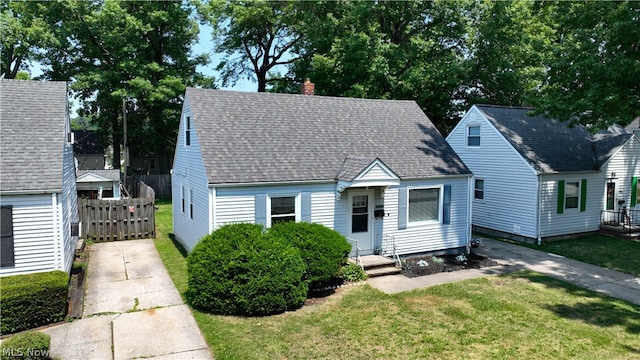 view of front facade featuring a front yard