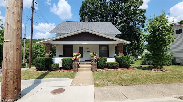 view of front of property featuring a front yard and a porch