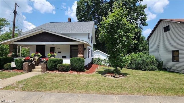 view of front facade featuring a porch and a front lawn