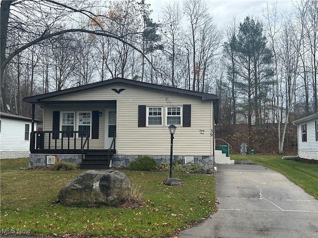 manufactured / mobile home with a front yard