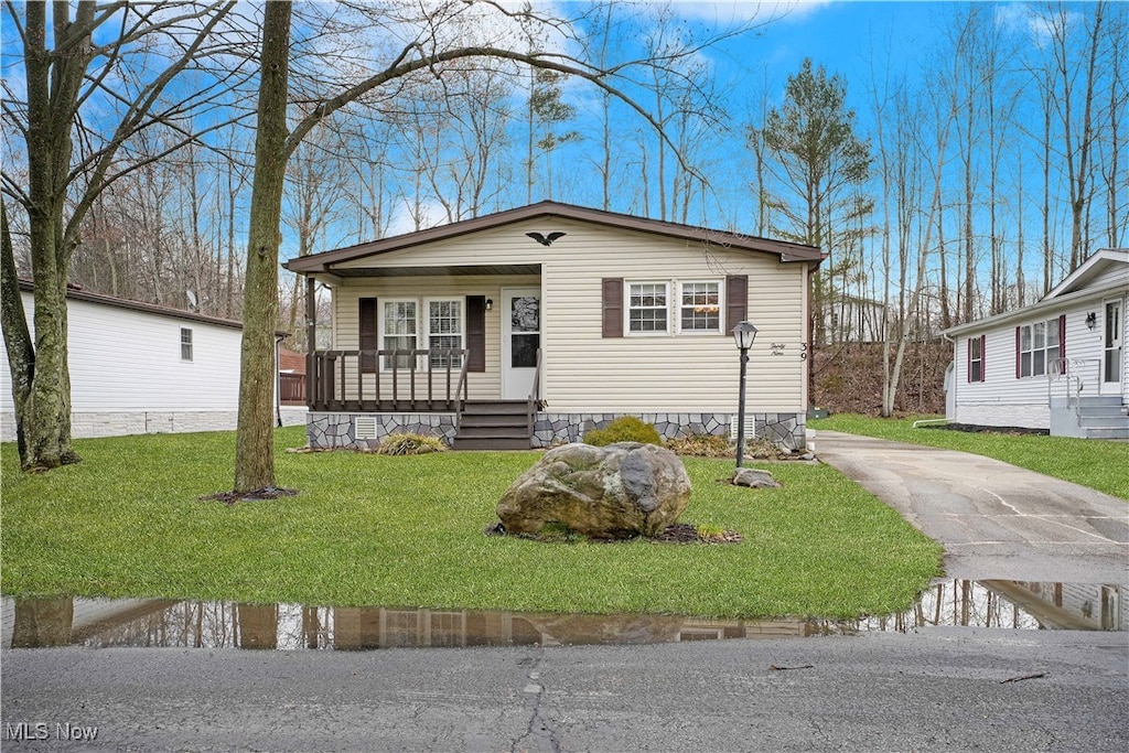 39 Cardinal Dr, Hiram, OH 44234 - view of front of home with a front yard and covered porch