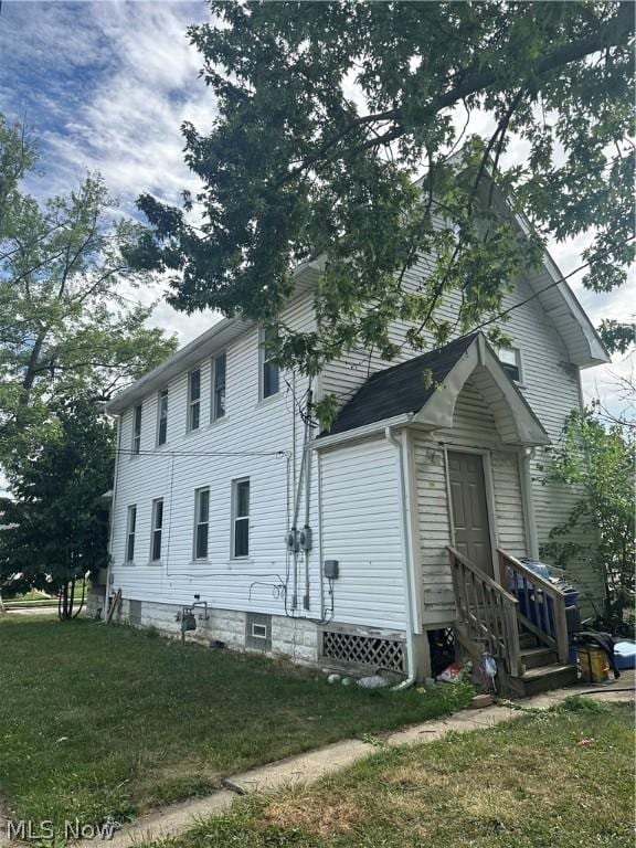 view of front of home featuring a front yard