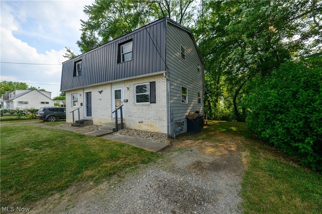 view of front of property featuring a front yard