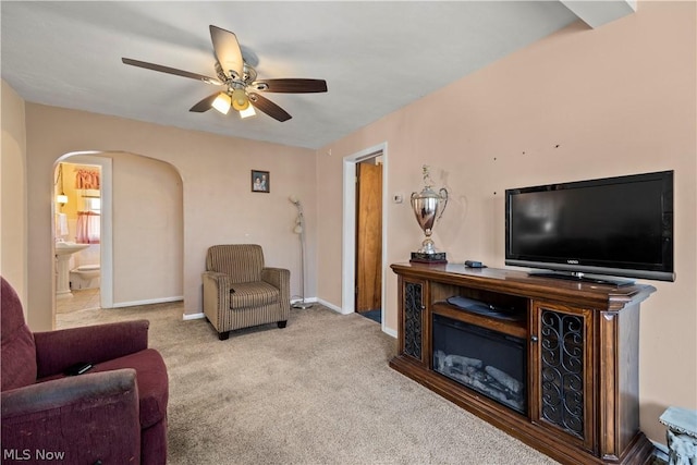 carpeted living room featuring ceiling fan