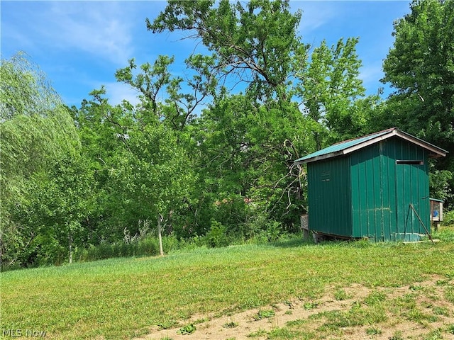 view of yard with a shed