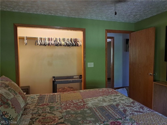 bedroom featuring a textured ceiling and a closet