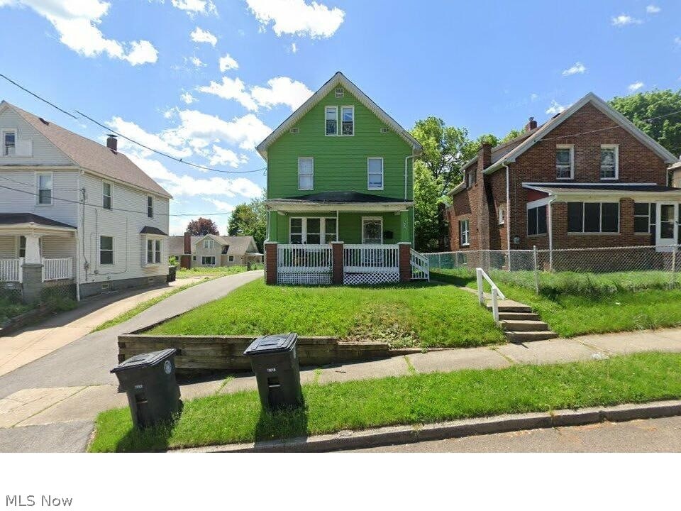 view of front of home with a porch and a front lawn