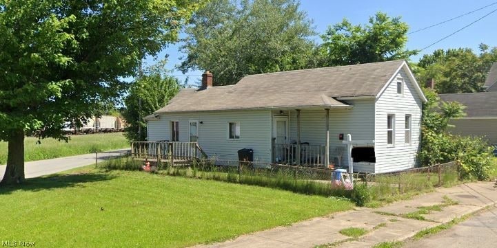 view of front facade featuring a front lawn