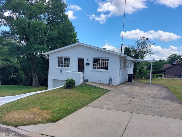 view of front of home featuring a front yard and a carport