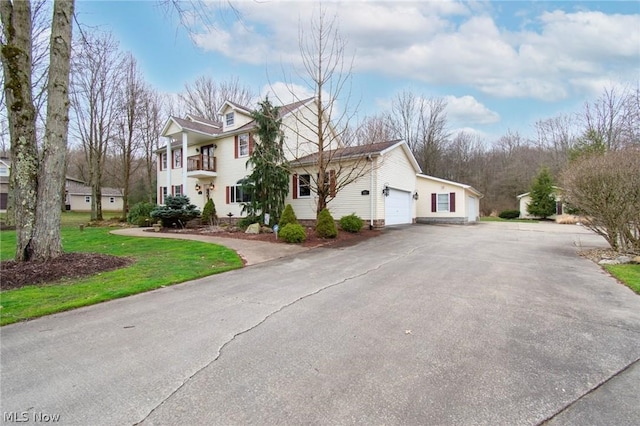 view of front of house featuring a garage and a front yard