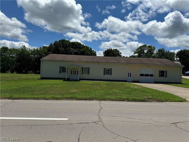 view of front of property featuring a garage and a front yard