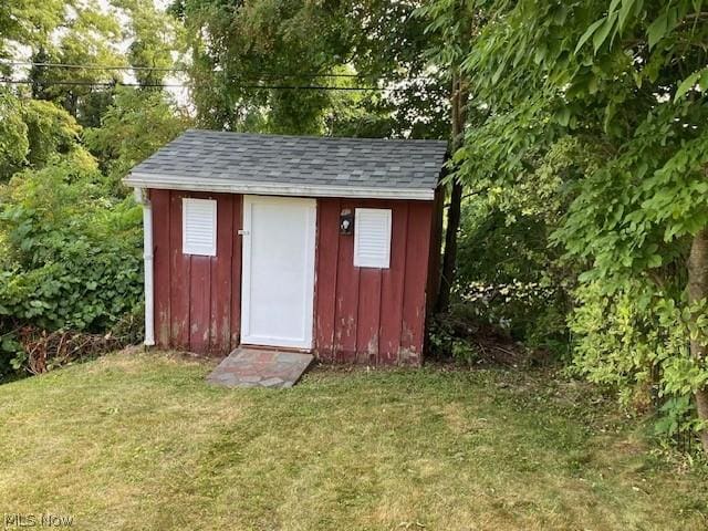 view of outdoor structure featuring a yard