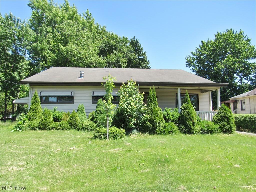 view of front of house with a front yard