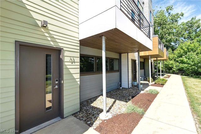 property entrance featuring a balcony