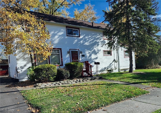 view of front of home featuring a front lawn