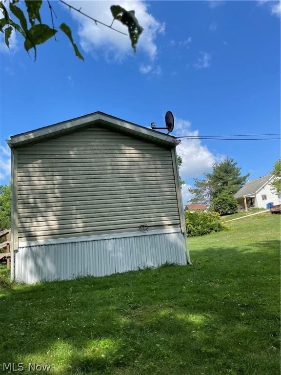 view of side of property featuring a yard