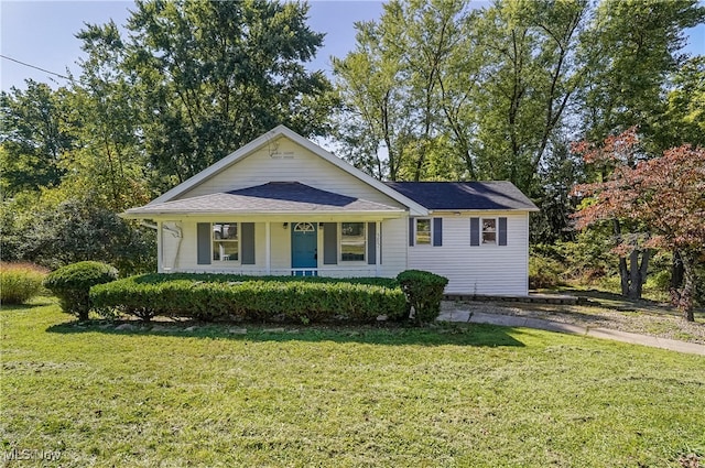 view of front of property featuring a porch and a front yard