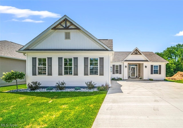 view of front of house with a front lawn