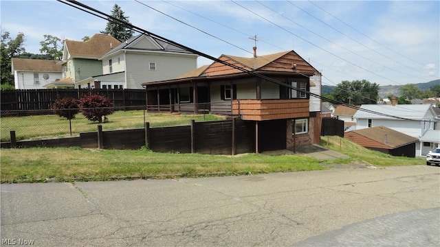 view of front facade featuring a front lawn