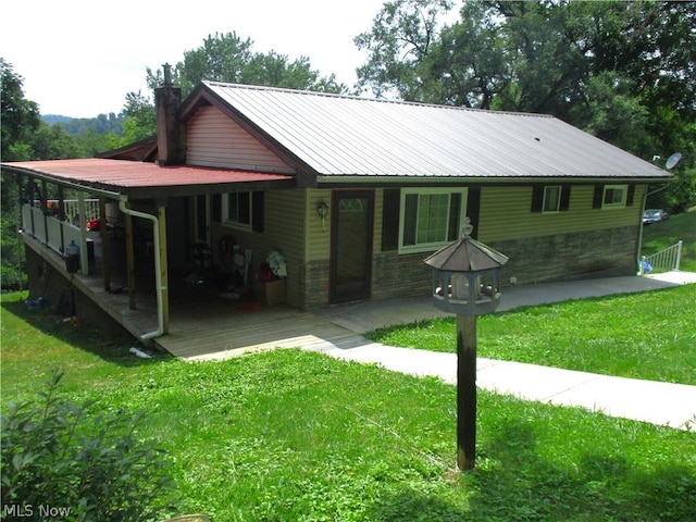 view of front of property featuring a front lawn