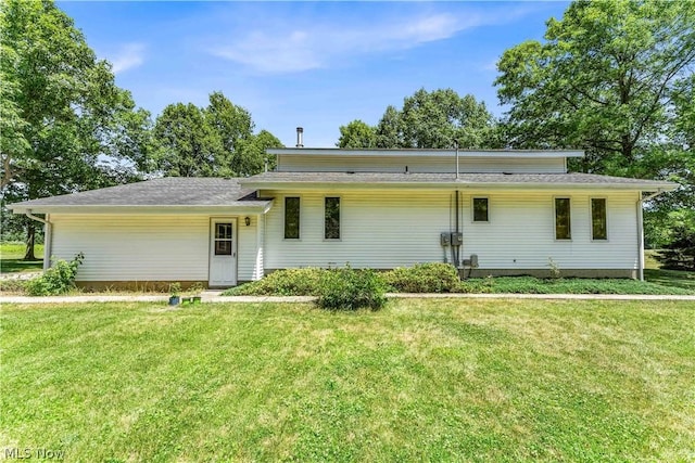 view of front of property with a front yard