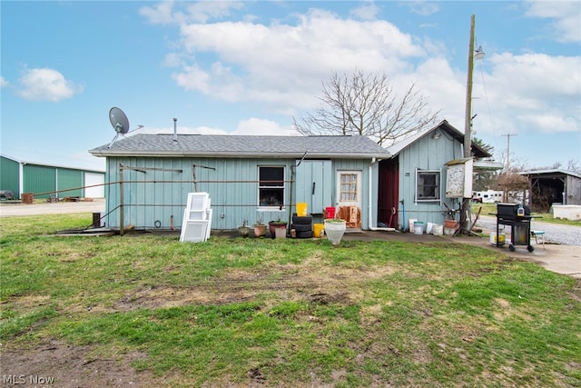 view of front of house featuring a patio area and a front yard