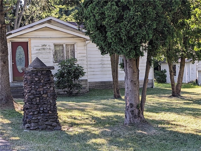 view of front facade featuring a front yard