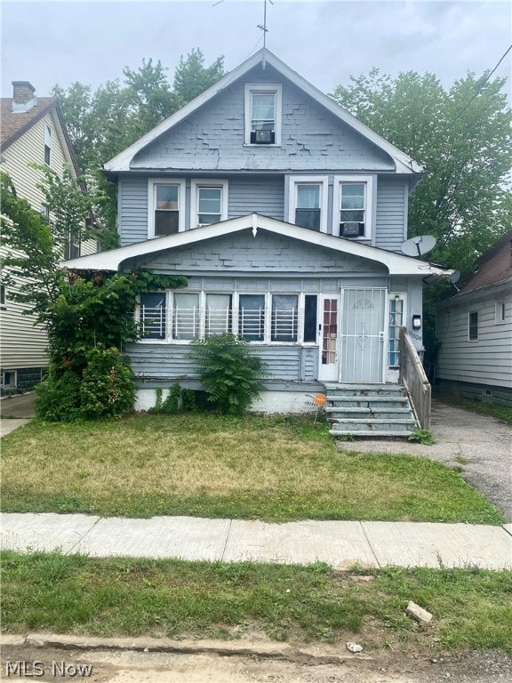 view of front of property featuring a front yard