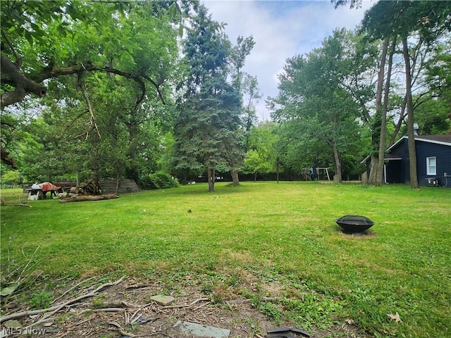 view of yard featuring an outdoor fire pit