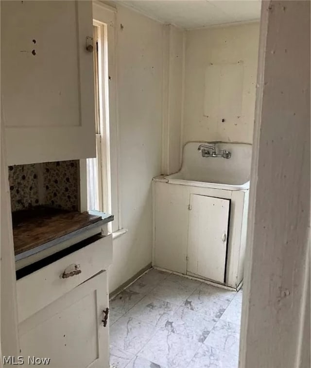 washroom featuring light tile patterned floors