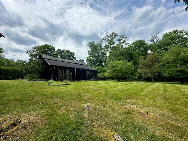 view of yard featuring an outdoor structure