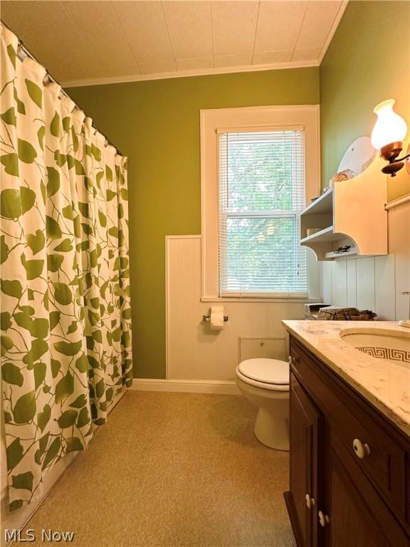 bathroom with crown molding, vanity, a shower with shower curtain, and toilet